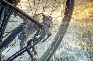 Güçlü su akıntısı, bisiklet yıkamada bisikleti yıkar. Bakım