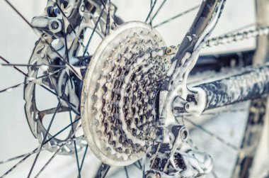 Araba yıkamada büyümüş bisiklet tekerleği, teller, zincir. Köpük jeti ile bisikleti yıkamak. Bakım