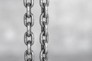 gri bir arka plan üzerinde metal zincir