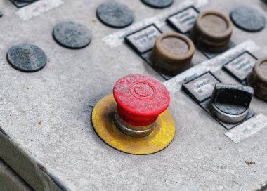 Eski endüstriyel ekipmanlarda büyük kırmızı düğme