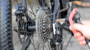 Bisiklet sıçraması, temizlik zinciri ve hava kompresörlü bir bisikletin üzerindeki dişliler.