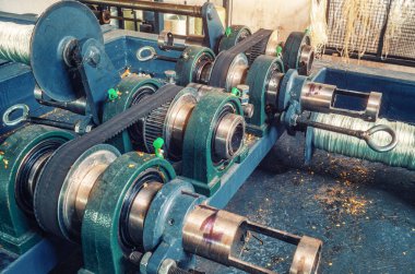 Yandan izleme iletim mekanizması. Kablo makinesinin bir parçası İnşaat için plastik takviye