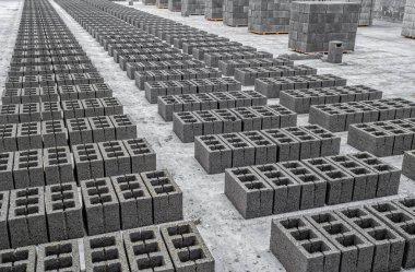 Beton tuğlaların görüntüsü, gri tuğlalar şeklinde yapı malzemesi. Fabrikada üretim