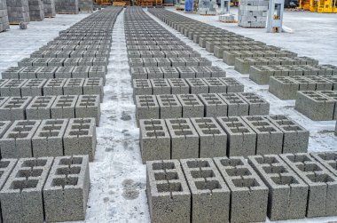 Sıralar halinde beton tuğlalar, gri tuğlalar şeklinde yapı malzemeleri. İnşaat alanında kullan