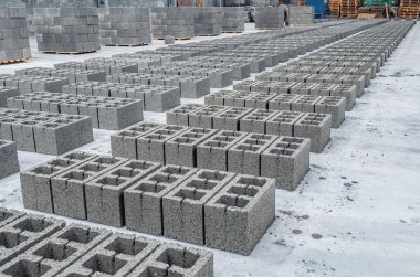 Sıralar halinde beton tuğlalar, gri tuğlalar şeklinde yapı malzemeleri. İnşaat alanında kullan