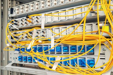 İnternet servis sağlayıcısının sunucu odasında yönlendirilecek birçok optik kablo vardır