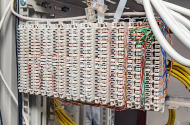 Ana dağıtım çerçeve odasında telekomünikasyon etiketi engelleme rafı