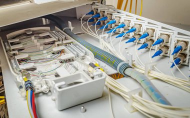 Optik kablolar aracılığıyla sinyal iletimi için duvar dolabındaki optik yama panelinin iç kabloları