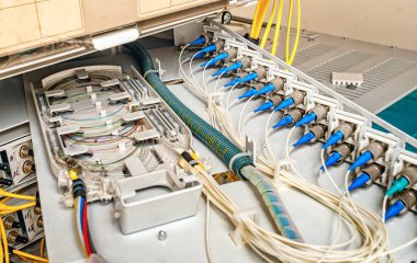 Optik kablolar aracılığıyla sinyal iletimi için duvar dolabındaki optik yama panelinin iç kabloları