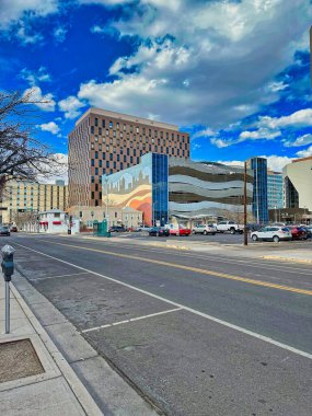 ALBUQUERQUE, New Mexico, ABD - 8 Mart 2023. Albuquerque Şehir Merkezi ve Sunport olarak da bilinen uluslararası havaalanı manzarası