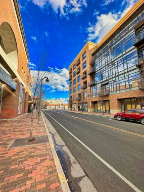 ALBUQUERQUE, New Mexico, ABD - 8 Mart 2023. Modern cadde ve binalar. Sokak lambası