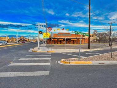 ALBUQUERQUE, New Mexico, ABD - 8 Mart 2023. Rio Grande Ticaret Binası. 66. Cadde 'deki dükkanlar ve restoranlar.