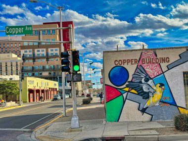 ALBUQUERQUE, New Mexico, ABD - 8 Mart 2023. Copper Bulvarı 'ndaki trafik ışığının yeşil rengi. Modern sokak ve binalar