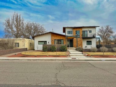 ALBUQUERQUE, New Mexico, ABD-9 Mart 2023. Özel binaların, bahar ağaçlarının ve çalıların güzel manzaralı caddeleri.