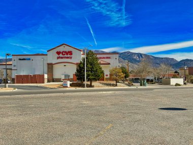 ALBUQUERQUE, New Mexico, ABD - 9 Mart 2023. Dağların arka planında CVS eczanesi