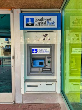 ALBUQUERQUE, New Mexico, ABD - 8 Mart 2023 Güneybatı Capital Bank ATM. ATM bankacılık makinesi duvara kuruldu