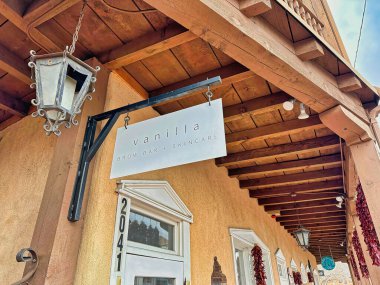 ALBUQUERQUE, New Mexico, ABD - 9 Mart 2023 Vanilla Brow Bar ve Skin Care. Ahşap çatılı ev.