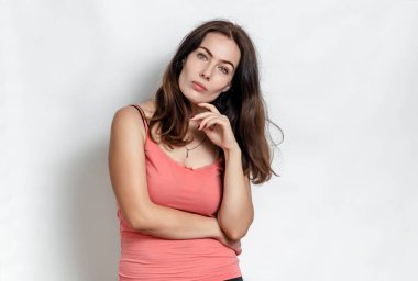 Pembe Üstlü Siyah Saçlı Kadın, Öpücük Üflüyor, Büyüleyici Poz