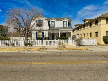 ALBUQUERQUE, New Mexico, ABD-7 Mart 2023. Özel binaların, bahar ağaçlarının ve çalıların güzel manzaralı caddeleri.