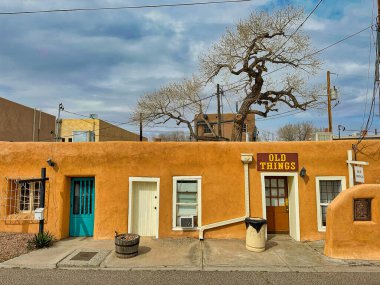 ALBUQUERQUE, New Mexico, ABD - 9 Mart 2023. Eski ahşap, sarı kil ev. Ahşap pencereler ve kapılar. İmza: 