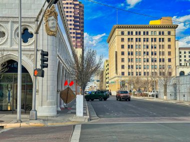 ALBUQUERQUE, New Mexico, ABD - 8 Mart 2023. Şehir merkezi manzarası. Sigorta evi ve aile sağlığı konsepti inşa etmek