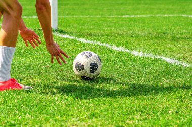 Genç adam, Futbol Sahası 'nı Eğlencelik Faaliyetleri Konsepti, Yepyeni Futbol Topu Alıyor