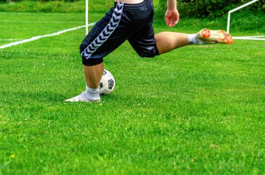 Genç adam, futbol sahasında boş zaman aktiviteleri, yepyeni bir futbol topu konsepti...