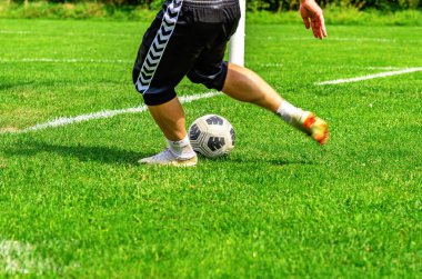 Genç adam, futbol sahasında boş zaman aktiviteleri, yepyeni bir futbol topu konsepti...