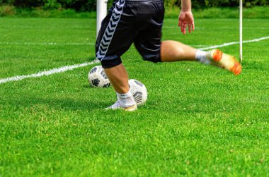 Genç adam, futbol sahasında boş zaman aktiviteleri, yepyeni bir futbol topu konsepti...