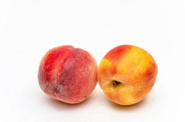 İki sulu şeftali ve su damlası. Beyaz arka planda izole edilmiş. Üretim suyu. Boşluğu kopyala