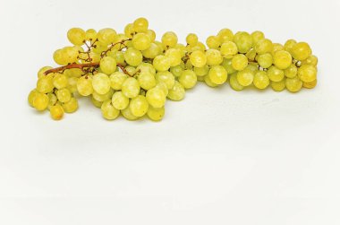 Beyaz arka planda sulu yeşil üzümler. İzole edilmiş. Uzayı kopyala Kilo vermek için vitamin diyeti