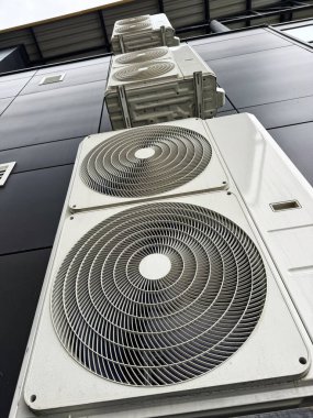 Çelik yapısı olan endüstriyel binaya bağlı havalandırma üniteleri.