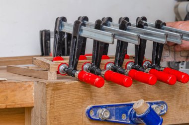 Kıskaçlar ahşap bir çerçeveye sabitlenir, ahşap tahtalar yapıştırılır.