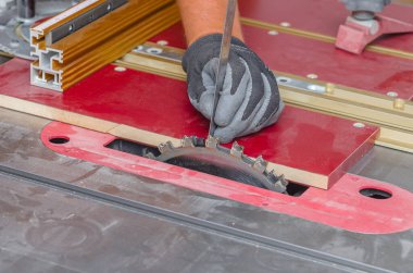 Marangoz bir makine aletindeki dairesel testereyi değiştirir. Marangozhanedeki testereyi değiştiriyorum.