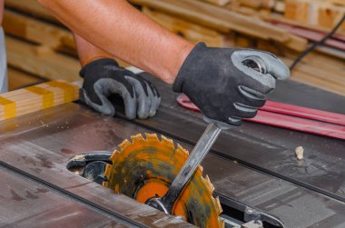 Marangoz bir makine aletindeki dairesel testereyi değiştirir. Marangozhanedeki testereyi değiştiriyorum.