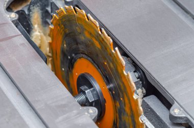 Marangoz bir makine aletindeki dairesel testereyi değiştirir. Marangozhanedeki testereyi değiştiriyorum.