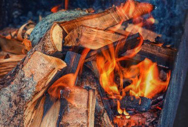 Barbeküde odun yanıyor. Mangal pişirmek için ateş yakıyorum.