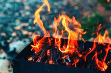 Metal renginde bir toprak. Mangal pişirmek için ateş yakıyorum..