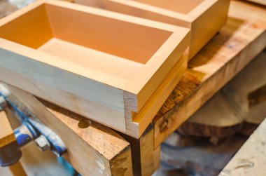 Marangozluk atölyesi, atölyedeki ahşap kutular.