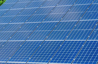 Güneş pili veya güneş paneli sıraları. Enerji devrimi için modern teknolojiler, alternatif enerji