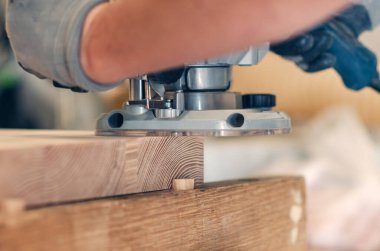 Ahşap bir kalasın köşelerini elle çeviren ahşap yönlendirici, ayrıntılı ahşap işleme