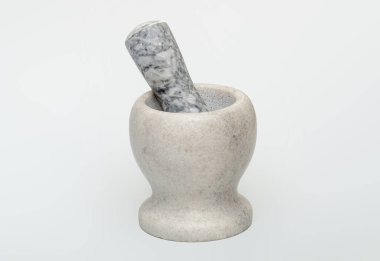 Beyaz arka planda beyaz gri harç ve tokmak izole edilmiş. Minimalist bir kavram. Kaliteli stüdyo fotoğrafı