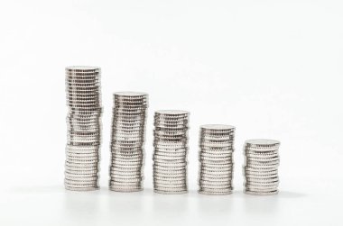 Gümüş sikke piramidi, büyükten küçüğe. Düşen ekonomi, azalan kar. Beyaz arkaplan