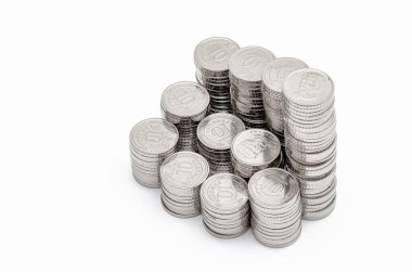 Gümüş paraların üst görünüm sütunları. Beyazda izole edilmiş. İş ve finans fikri. Boşluğu kopyala