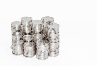 Gümüş paraların detaylı görünüm sütunları. Beyazda izole edilmiş. İş ve finans fikri. Boşluğu kopyala