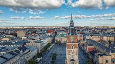 Polonya, Krakow 'daki belediye binası kulesiyle Ana Pazar Meydanı' nın bulutlarının altına bakın. Hava manzarası