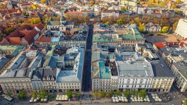 Şehir mimarisi ve Polonya 'nın Krakow kentindeki eski yerleşim yerleri. İnsansız hava aracı manzarası. Panoramik görünüm