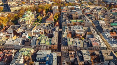 Polonya 'nın eski Krakow bölgesindeki binaların çatıları kuş bakışı. Drone fotoğrafı
