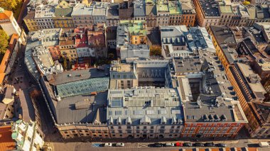 Polonya 'nın eski Krakow bölgesindeki binaların çatıları kuş bakışı. Drone fotoğrafı