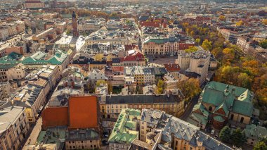 Krakow 'un eski binaları, belediye binasına giden yol. Hava aracı görüntüsü. Pazar Meydanı güneşli bir günde, Polonya